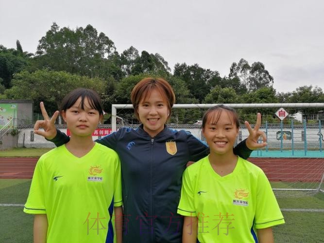 “不止于足球竞技”——女乙球队走进成都中小学校园